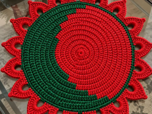 Red and Green Christmas Spiral Sun Placemat