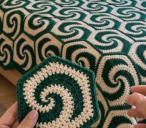 Forest Green and Cream Swirl Hexagon Bedspread
