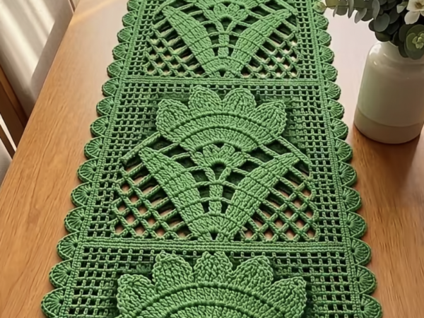 Green Tulip Pineapple Lace Table Runner
