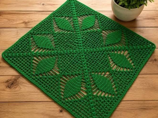 Green Filet Leaf Square Doily Placemat